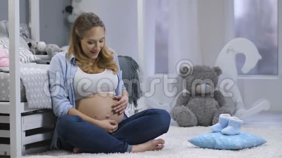 喜孕女性感婴推视频的预览图