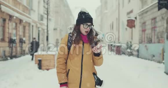 智能手机上有好消息的女孩30多岁的激动人心的美女赢得了欢呼和欢呼视频的预览图