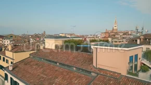 在威尼斯的屋顶上飞行视频的预览图