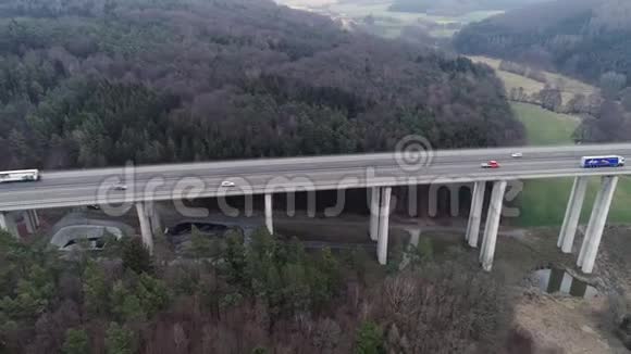 公路桥梁和穿过林区的交通视频的预览图