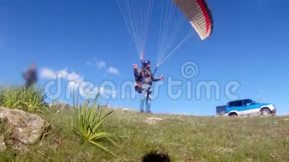 滑翔伞从山脊发射视频的预览图