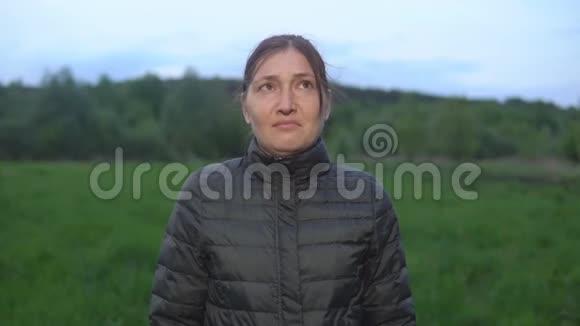 夜深人静的布吕内特女人挥起一只讨厌的蚊子视频的预览图