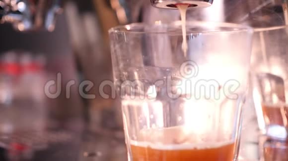 在一家城市咖啡馆的酒吧里在一台大型钢制榨汁机中制作新鲜的多种维生素果汁并拍摄慢动作4K视频视频的预览图