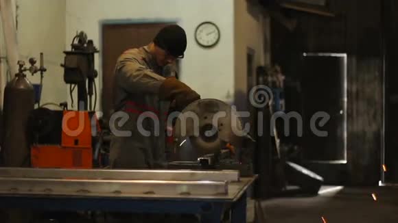 钢铁厂的手工工人在金属片上使用圆形刀片多利射击视频的预览图