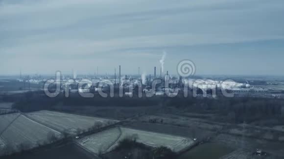 大空气污染工业区的鸟瞰图视频的预览图