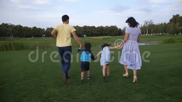 免费家庭孩子在公园里奔跑视频的预览图
