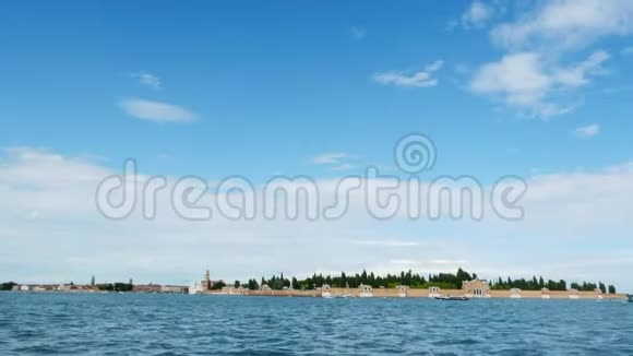 意大利威尼斯2018年7月7日从海上到威尼斯群岛的景色蔚蓝的大海天空夏日布拉诺岛视频的预览图