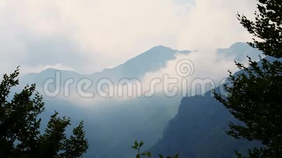 奥罗帕比拉意大利2018年7月7日高山山峰在雾中夏日的黄昏黄昏高山视频的预览图