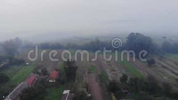 收获后的田野田野上燃烧杂草的烟雾秋天农村地区从无人驾驶飞机上看到空中景色飞行视频的预览图