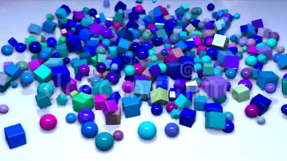 许多球体和立方体从上面落入平面上的框架并沿着它飞行有趣的三维合成视频的预览图