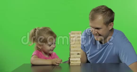 父亲和女儿扮演简加小孩子从塔上拿出木块视频的预览图