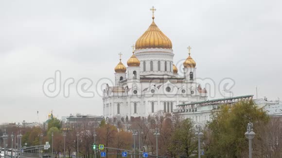 秋日莫斯科的白色东正教大教堂金色圆顶视频的预览图
