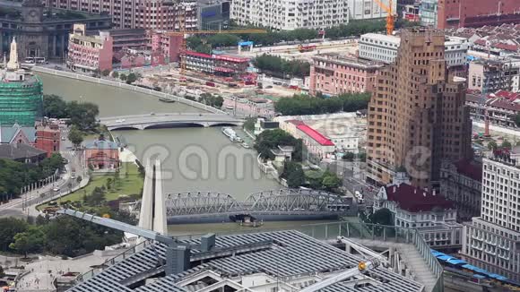 上海城市景观几座桥梁在一条河上蔓延上海中国视频的预览图