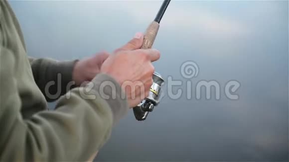 渔夫手握住钓竿线圈的特写计划视频的预览图