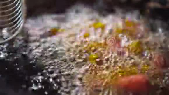 小香肠在装满油的锅上炸视频的预览图