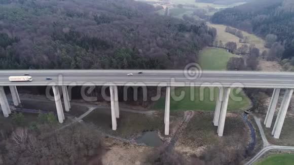 公路桥梁和穿过林区的交通视频的预览图