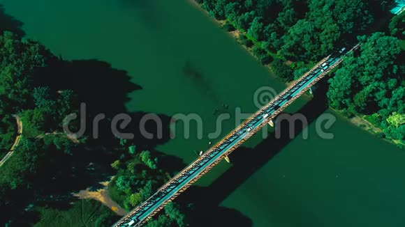 从高空俯视车桥上的交通堵塞4K视频视频的预览图