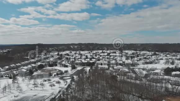 景观从城市街道的高度与房屋白雪覆盖的建筑物一个多云的灰色天空视频的预览图
