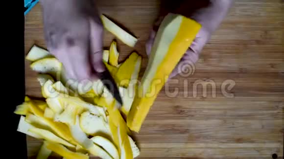 将蔬菜与煮熟的蔬菜一起放在木桌上以便进一步用于烹饪视频的预览图