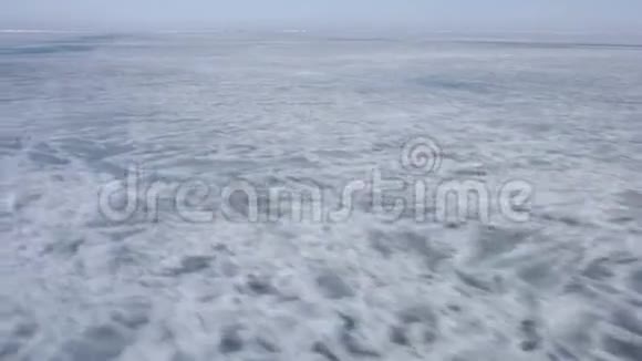 冰封湖的冰贝加尔湖视频的预览图