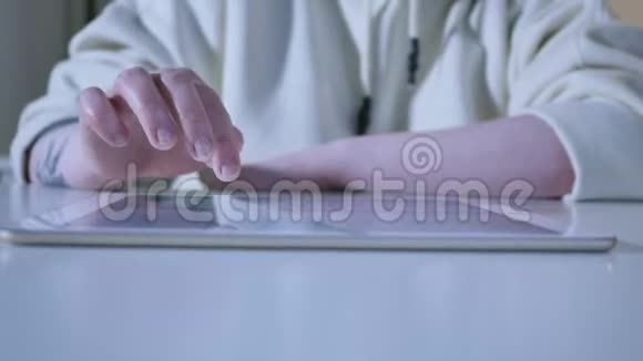 女性手指触摸平板触摸屏关闭视频的预览图