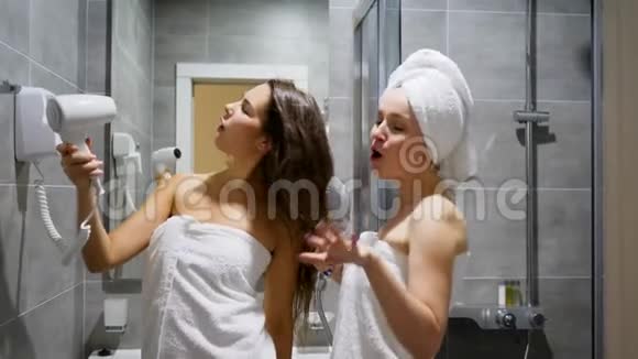 家庭聚会的女孩朋友女人在背景淋浴室和浴室的镜子上跳舞和唱歌视频的预览图