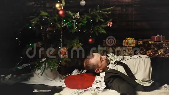 商人从圣诞树上收钱视频的预览图