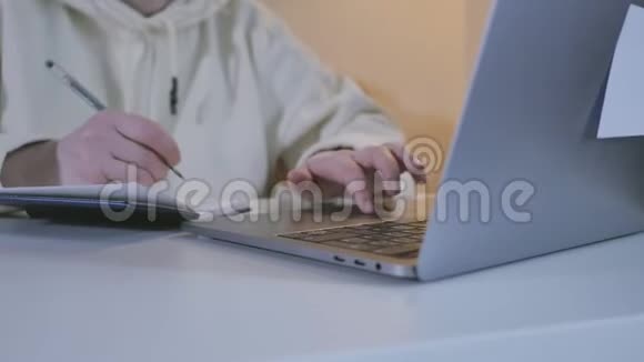 女人手在桌上的键盘笔记本上打字用笔记本电脑关闭女性的手进行远程工作现代学生笔记本电脑视频的预览图
