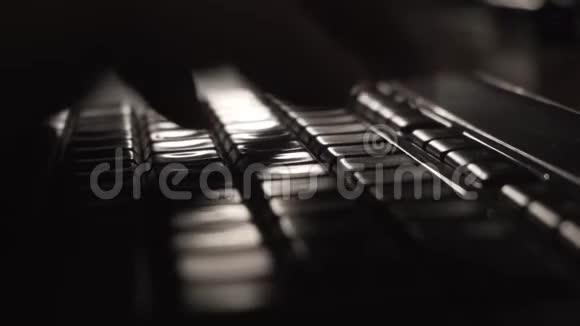 男子电脑键盘打字高对比度背光4K视频的预览图