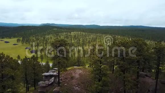 史诗般的空中无人机拍摄的大树覆盖岩石山揭示了令人难以置信的国家公园森林景观天际线视频的预览图