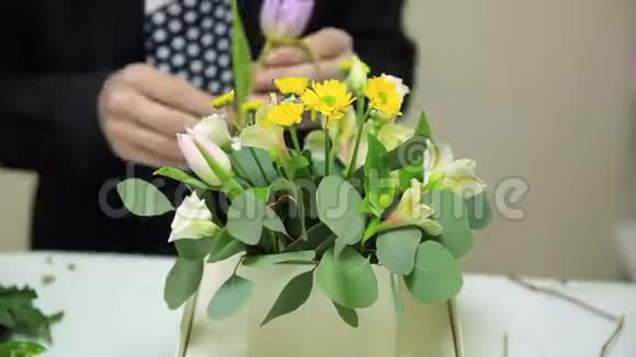 高清花匠把花束放在花瓶里视频的预览图