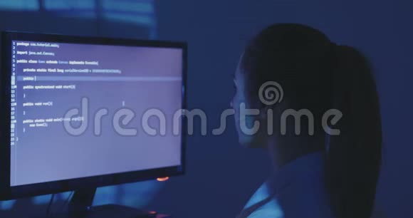有经验的IT女性程序员在一个新的程序上工作年轻女性黑客在视频的预览图
