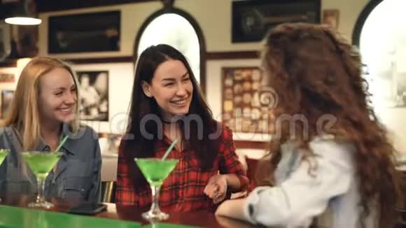 开朗的女性朋友在高档酒吧里社交迷人的女人在聊天笑和触摸鸡尾酒视频的预览图