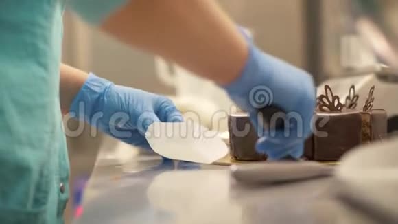 厨师面包师把一块巧克力蛋糕放在餐巾纸上在糖果店关门视频的预览图