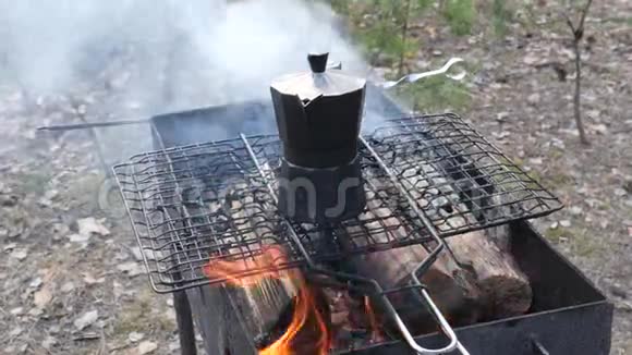 在烤架里烧火在火上准备咖啡视频的预览图