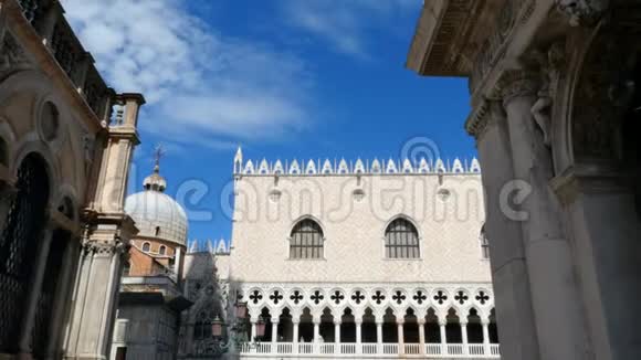 意大利威尼斯2018年7月7日美丽的白墙老房子古建筑威尼斯对抗蓝色视频的预览图