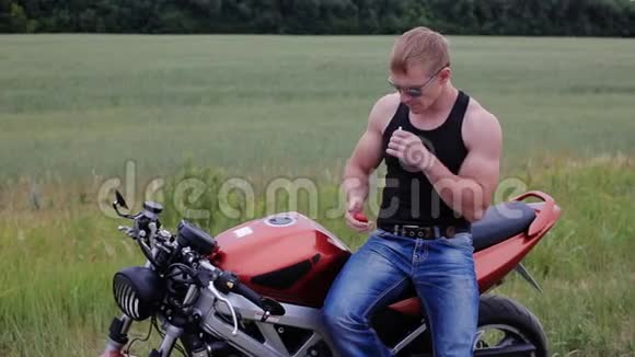 骑摩托车的人抽烟视频的预览图