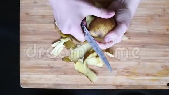 将蔬菜与煮熟的蔬菜一起放在木桌上以便进一步用于烹饪视频的预览图