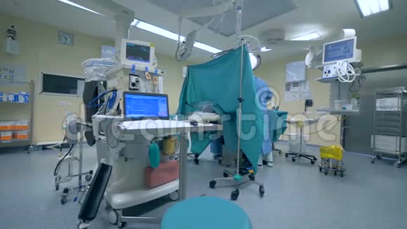 手术正在医疗窗帘后面进行现代医学概念视频的预览图