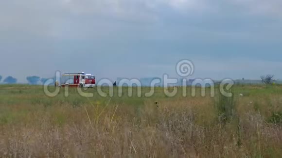 一个消防队开着消防车视频的预览图