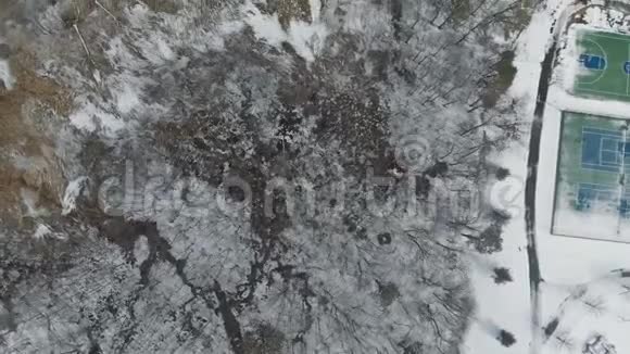 鸟瞰暴风雪后的一个居民区视频的预览图