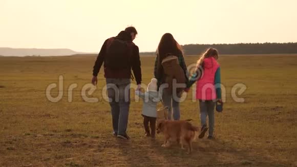 家人和狗一起穿越平原和山脉爸爸妈妈女儿和宠物游客密切配合视频的预览图