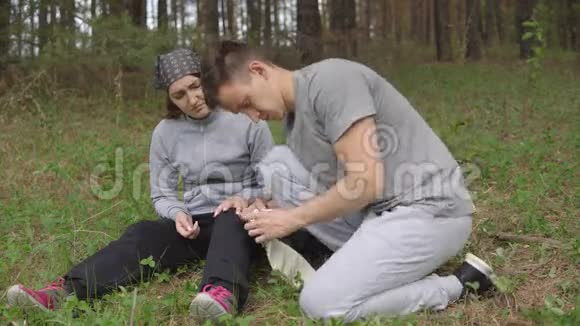 年轻人给森林里的女孩提供急救视频的预览图