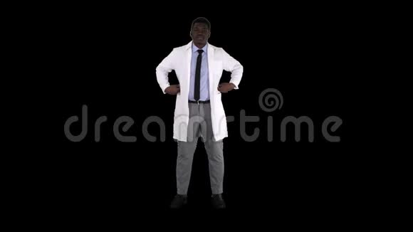 男性非洲医生手拿口袋阿尔法频道视频的预览图