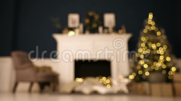美丽的假日装饰的房间圣诞树下有礼物美丽的圣诞壁炉视频的预览图