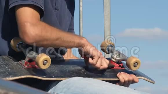 男人手修滑板视频的预览图