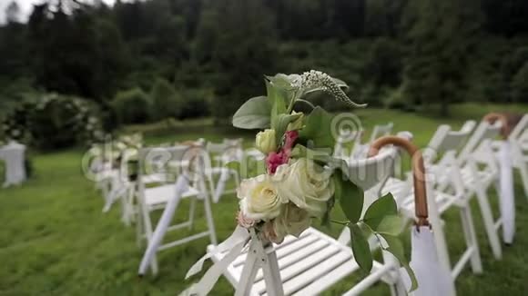 退出婚礼仪式草地上的白色椅子视频的预览图