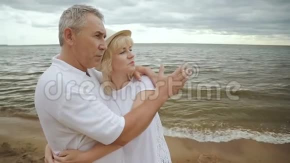 一对老年夫妇在海滨周末在一起视频的预览图