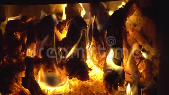 寒冷的冬天壁炉里舒适的房子里有热煤和原木视频的预览图