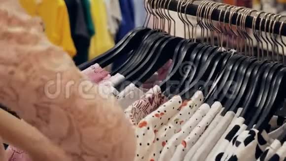 漂亮的女商人在商店里挑选衣服视频的预览图